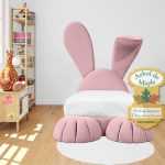 cama conejo para niñas, acolchada en color rosa con orejas largas y patas decorativas en un dormitorio luminoso. Cuenca Loja Portoviejo, El COca, Lago Agrio, Ambato. Quito, Guayaquil
