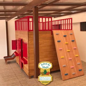 Casa para niños de juegos en madera para patio, con pared para escalar