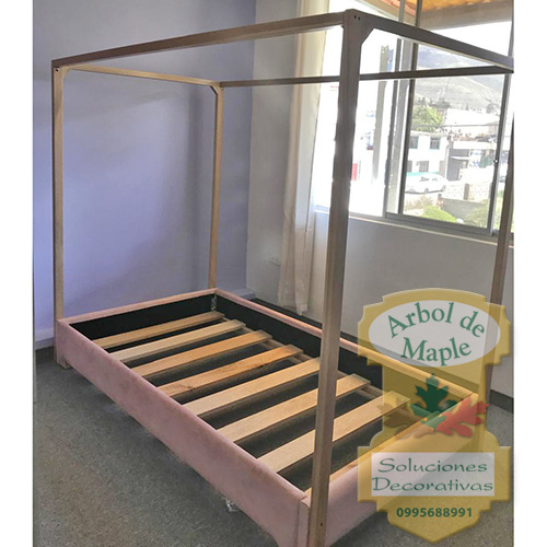 cama en madera con estructura para mosquitero o cortinas. Cumbayá, Tumbaco, Pomasqui, Samborondón, Daule, Manta, Salinas, La Libertad, Santo Domingo, Esmeraldas, Babahoyo, Chone, Quevedo, Atacames, Casa Blanca, Same, Bahía de Caráquez