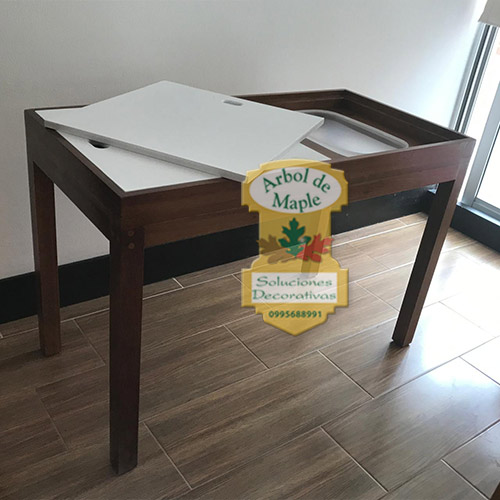 Mesa sensorial agua y arena y escritorio didáctico. Machala, Cuenca